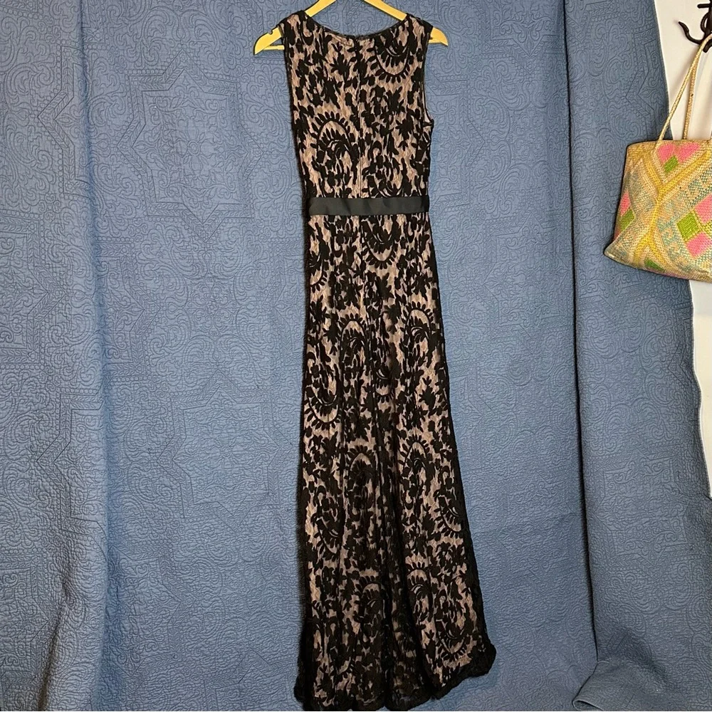Adrianna Papell Evening Gown. Size 6, Floor Length. Black lace overlay, tan slip - Picture 7 of 11